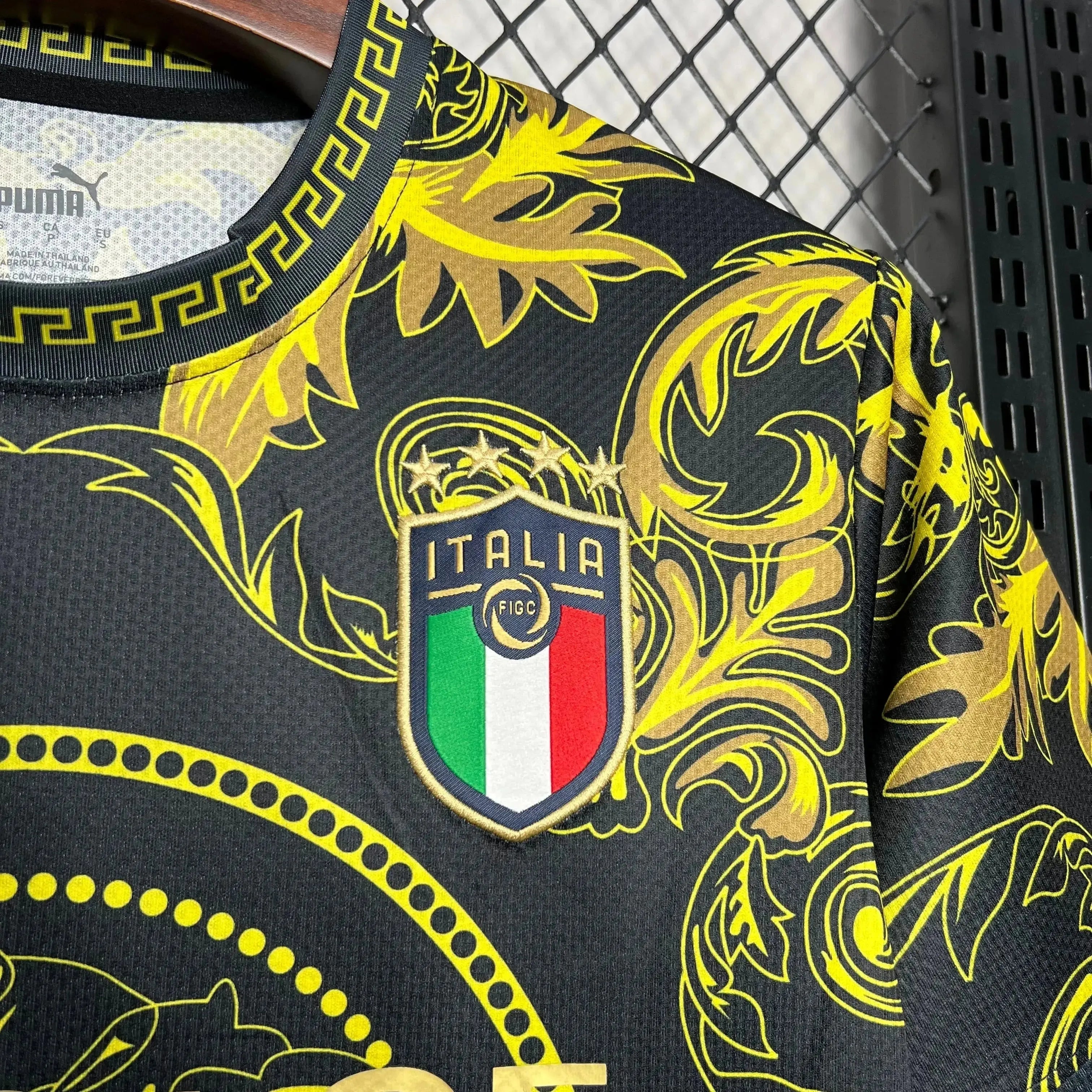 Italia Special Edition Masculina Preta e Amarela 23/24 Home Shirt- View 3
